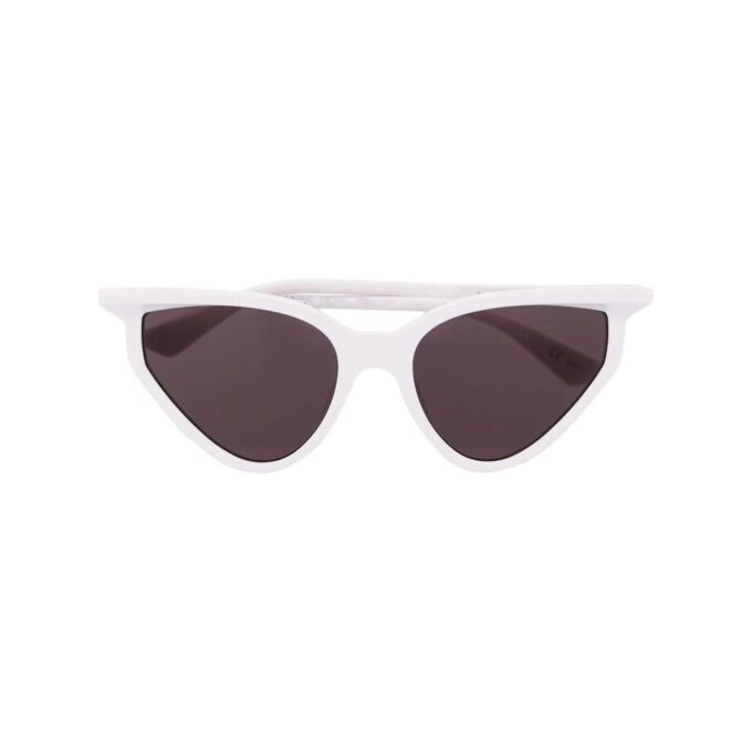 cat-eye tinted sunglasses